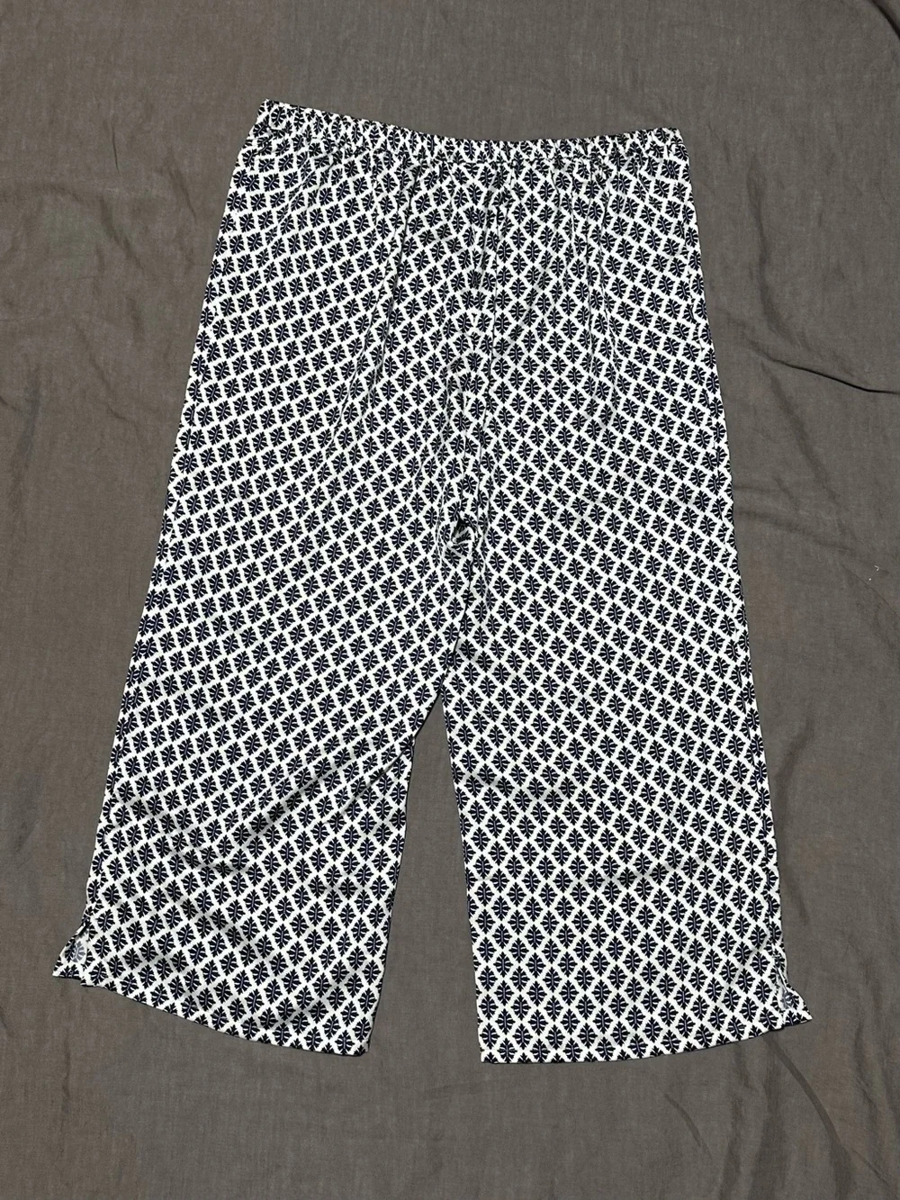 White House Black Market Navy and White Pants